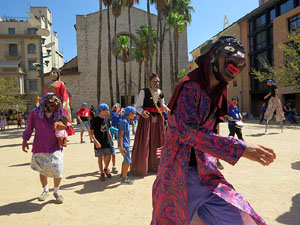 Cercavila amb els gegants i capgrossos de Girona, els de Torroella de Montgr&iacute; i els del Grupo Cultural Aserr&iacute; de Costa Rica
