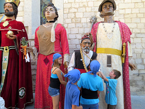 Gegants i gegant&oacute; de Torroella de Montgr&iacute; preparats per la cercavila