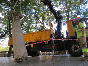 Desmuntatge de la columna de la rambla Verdaguer