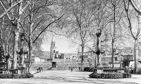 Entrada a la Devesa, amb la balaustrada, les columnes i els llums que es traslladarien a la rambla Verdaguer. 1928