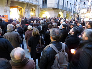 Concentració silenciosa en record de Muriel Casals a la plaça del Vi de Girona