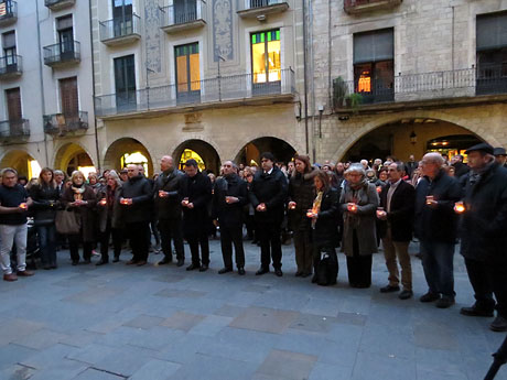 Concentració silenciosa en record de Muriel Casals a la plaça del Vi de Girona