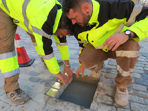 Instal·lació de setze llambordes Stolpersteine per recordar els gironins deportats als camps de concentraci&oacut