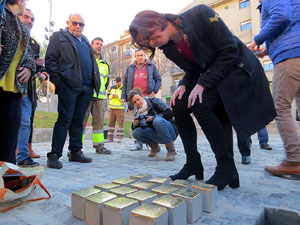 Instal·lació de setze llambordes Stolpersteine per recordar els gironins deportats als camps de concentraci&oacut