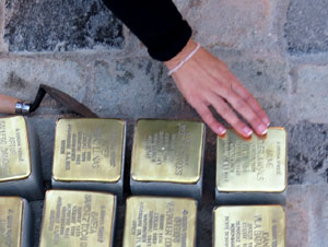 Instal·lació de setze llambordes Stolpersteine per recordar els gironins deportats als camps de concentraci&oacut