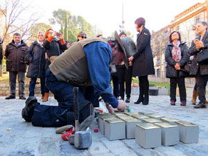 Instal·lació de setze llambordes Stolpersteine per recordar els gironins deportats als camps de concentraci&oacut