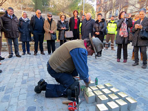 Instal·lació de setze llambordes Stolpersteine per recordar els gironins deportats als camps de concentraci&oacut