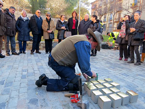 Instal·lació de setze llambordes Stolpersteine per recordar els gironins deportats als camps de concentraci&oacut