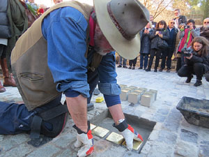 Instal·lació de setze llambordes Stolpersteine per recordar els gironins deportats als camps de concentraci&oacut