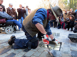 Instal·lació de setze llambordes Stolpersteine per recordar els gironins deportats als camps de concentraci&oacut