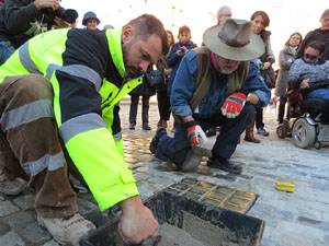 Instal·lació de setze llambordes Stolpersteine per recordar els gironins deportats als camps de concentraci&oacut