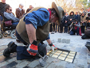 Instal·lació de setze llambordes Stolpersteine per recordar els gironins deportats als camps de concentraci&oacut