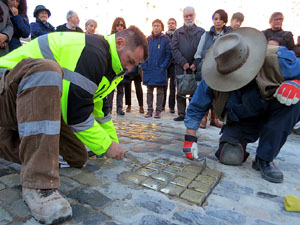 Instal·lació de setze llambordes Stolpersteine per recordar els gironins deportats als camps de concentraci&oacut