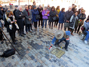 Instal·lació de setze llambordes Stolpersteine per recordar els gironins deportats als camps de concentraci&oacut