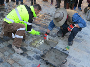 Instal·lació de setze llambordes Stolpersteine per recordar els gironins deportats als camps de concentraci&oacut