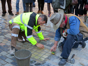 Instal·lació de setze llambordes Stolpersteine per recordar els gironins deportats als camps de concentraci&oacut