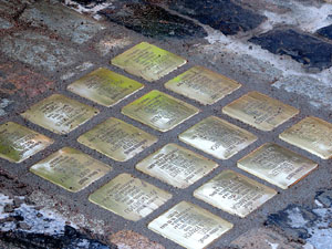 Instal·lació de setze llambordes Stolpersteine per recordar els gironins deportats als camps de concentraci&oacut