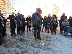 Instal·lació de setze llambordes Stolpersteine per recordar els gironins deportats als camps de concentraci&oacut