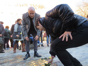 Instal·lació de setze llambordes Stolpersteine per recordar els gironins deportats als camps de concentraci&oacut