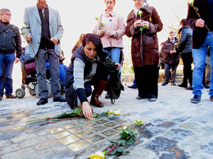 Instal·lació de setze llambordes Stolpersteine per recordar els gironins deportats als camps de concentraci&oacut