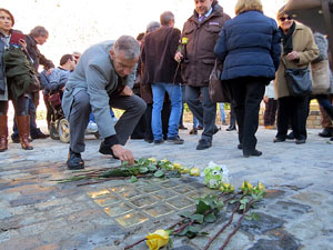 Instal·lació de setze llambordes Stolpersteine per recordar els gironins deportats als camps de concentraci&oacut