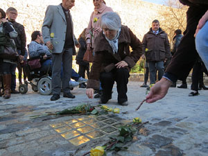 Instal·lació de setze llambordes Stolpersteine per recordar els gironins deportats als camps de concentraci&oacut