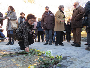 Instal·lació de setze llambordes Stolpersteine per recordar els gironins deportats als camps de concentraci&oacut