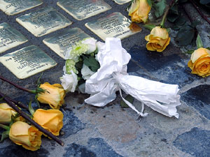 Instal·lació de setze llambordes Stolpersteine per recordar els gironins deportats als camps de concentraci&oacut