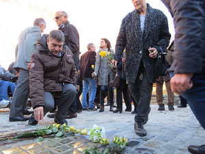 Instal·lació de setze llambordes Stolpersteine per recordar els gironins deportats als camps de concentraci&oacut