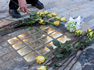 Instal·lació de setze llambordes Stolpersteine per recordar els gironins deportats als camps de concentraci&oacut