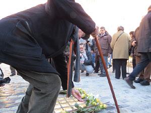 Instal·lació de setze llambordes Stolpersteine per recordar els gironins deportats als camps de concentraci&oacut