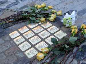 Instal·lació de setze llambordes Stolpersteine per recordar els gironins deportats als camps de concentraci&oacut