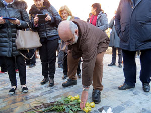 Instal·lació de setze llambordes Stolpersteine per recordar els gironins deportats als camps de concentraci&oacut