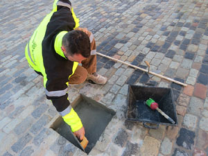 Instal·lació de setze llambordes Stolpersteine per recordar els gironins deportats als camps de concentraci&oacut