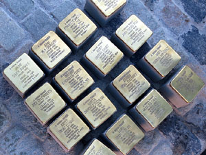 Instal·lació de setze llambordes Stolpersteine per recordar els gironins deportats als camps de concentraci&oacut