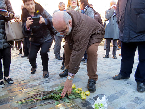 Ofrena de roses de record i  homenatge