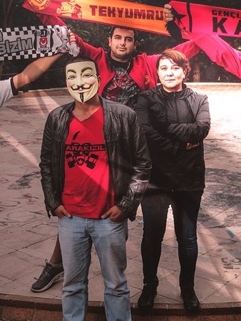 Seguidors de futbol (fragment). Besitas i Galatasaray d'Istanbul. Gen&ccedil;ler Birligi d'Ankara. Parc Abbasaga, Besitas, Istanbul, 2014