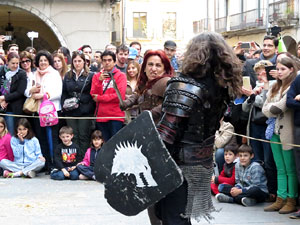 Girona de Gel i Foc. Combats medievals pel grup Drak&ograve;nia. Estrena de la sisena temporada de Joc de Trons a Girona