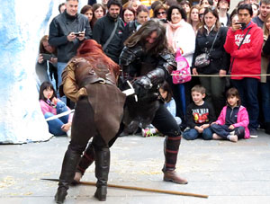 Girona de Gel i Foc. Combats medievals pel grup Drak&ograve;nia. Estrena de la sisena temporada de Joc de Trons a Girona