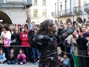 Girona de Gel i Foc. Combats medievals pel grup Drak&ograve;nia. Estrena de la sisena temporada de Joc de Trons a Girona