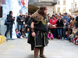 Girona de Gel i Foc. Combats medievals pel grup Drak&ograve;nia. Estrena de la sisena temporada de Joc de Trons a Girona