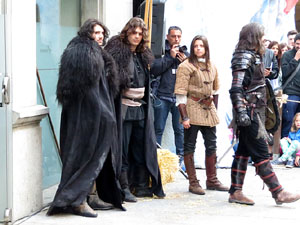 Girona de Gel i Foc. Combats medievals pel grup Drak&ograve;nia. Estrena de la sisena temporada de Joc de Trons a Girona