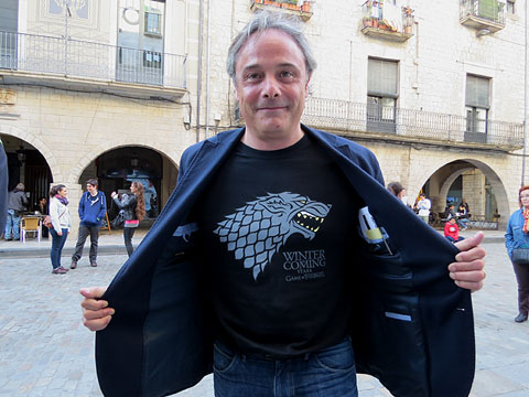 El regidor de Cultura de l'Ajuntament de Girona, Carles Ribas, a l'entrada del Teatre Municipal