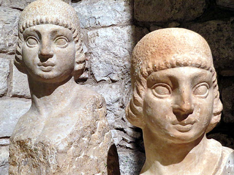 Busts de pedra a l'exposició