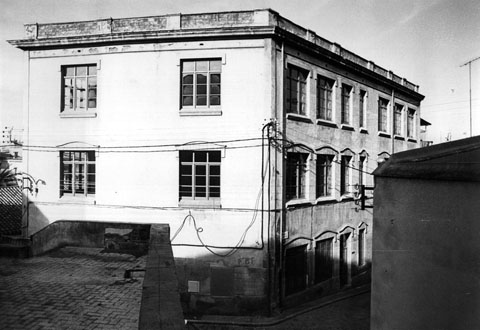 L'edifici de l'escola. En primer terme, un dels patis