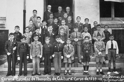 Retrat de grup d'alumnes de l'Escola del Foment de la Cultura vestits de Primera Comunió. Entre els alumnes Emili Roca, Antoni Nadal, Josep Serra i Josep Carreras. 1939-1940