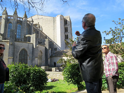 Miquel Fa&ntilde;an&agrave;s als Jardins de la Francesa explicant la Bruixa de la Catedral