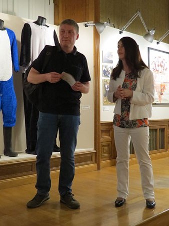 Pep Prieto i Laura Merino, comissaris de l'exposici&oacute;, durant la inauguraci&oacute;