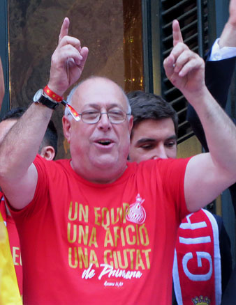 Cant de l'himne del Girona a la plaça del Vi