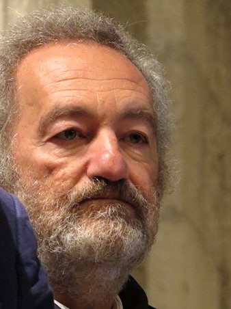 Josep M. Nolla, comissari de l'exposici&oacute;, durant la inauguraci&oacute;